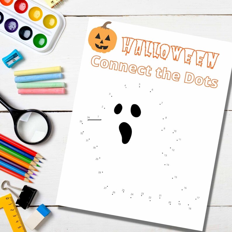 Peut inclure: Une activit&eacute; de points &agrave; relier d'Halloween imprimable repr&eacute;sentant un fant&ocirc;me avec une expression surprise. La page comprend le texte "HALLOWEEN Connect the Dots".