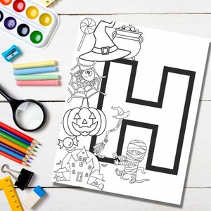 Peut inclure: Une page &agrave; colorier en noir et blanc repr&eacute;sentant la lettre H avec des illustrations sur le th&egrave;me d'Halloween. La lettre est entour&eacute;e d'un chapeau de sorci&egrave;re, d'une citrouille, d'une toile d'araign&eacute;e, d'une momie, d'une maison hant&eacute;e et d'une canne en sucre.