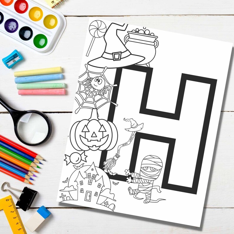 Peut inclure: Une page &agrave; colorier en noir et blanc repr&eacute;sentant la lettre H avec des illustrations sur le th&egrave;me d'Halloween. La lettre est entour&eacute;e d'un chapeau de sorci&egrave;re, d'une citrouille, d'une toile d'araign&eacute;e, d'une momie, d'une maison hant&eacute;e et d'une canne en sucre.