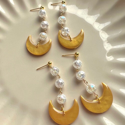 Boucles d'oreilles Sailor Moon. Bijoux en forme de croissant de lune en or d'inspiration anime. Bijoux kawaii