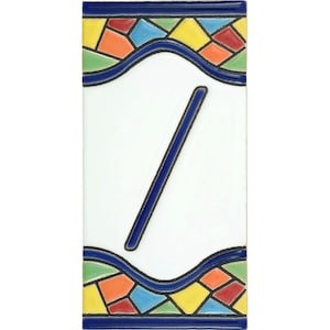 Può includere: Piastrella rettangolare in ceramica bianca con una linea diagonale blu e un bordo a mosaico colorato. Il bordo presenta una linea blu ondulata con sezioni di forme geometriche rosse, arancioni, gialle, verdi e blu. La piastrella ha una finitura lucida.