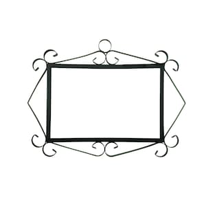 Könnte beinhalten: Dekoratives Schild aus schwarzem Metall mit rechteckiger Mitte und kunstvollem Rankenwerk. Das Schild hat eine geometrische Form mit Diamantakzenten und einer geschwungenen Oberseite.