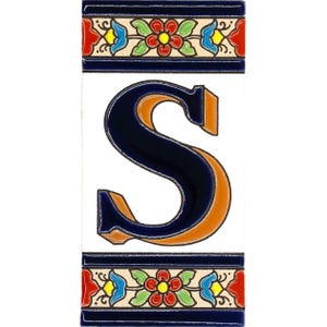 Handgjorda keramiska bokstaven S-plattor | Spanska blommiga Flores-design | 11 cm alfabetshusnamnplakett med medelhavskeramikdekor