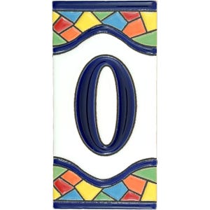 Può includere: Piastrella in ceramica rettangolare con il numero "0" in blu navy. La piastrella ha uno sfondo bianco con un bordo blu ondulato. I bordi superiore e inferiore presentano un colorato motivo a mosaico con piastrelle rosse, gialle, arancioni e blu.