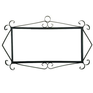 Op de afbeelding: Zwart rechthoekig bord van smeedijzer met decoratieve krullen en geometrische vormen. Het bord heeft een centrale rechthoekige ruimte voor tekst of een ontwerp en is geschikt voor binnen- of buitengebruik.