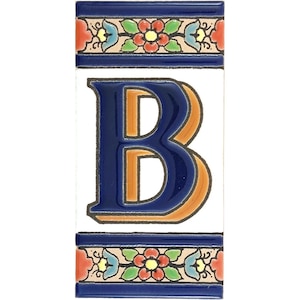 Puede incluir: Un letrero de madera rústica con el texto "Welcome to our home" en letras blancas. El letrero presenta un acabado envejecido y un diseño simple y acogedor, ideal para un porche o entrada.