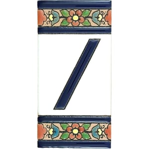 Può includere: Piastrella in ceramica rettangolare con centro bianco e linea diagonale blu scuro. I bordi superiore e inferiore presentano un motivo floreale con accenti rossi, gialli e verdi su sfondo beige, incorniciato da un bordo blu scuro. La piastrella è un elemento decorativo.