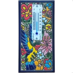 Könnte beinhalten: Ein rechteckiges Keramikthermometer mit blauem Rand. Das Thermometer zeigt ein farbenfrohes Design aus Blumen und einem Kolibri. Die Temperaturskala ist in Fahrenheit und Celsius.