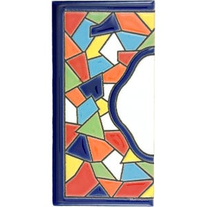 Pode incluir: Uma placa retangular de cerâmica para interruptor de luz com um design de mosaico. O mosaico apresenta uma variedade de formas geométricas coloridas em vermelho, laranja, amarelo, verde, azul e branco. A capa tem uma borda azul escura e um recorte branco.