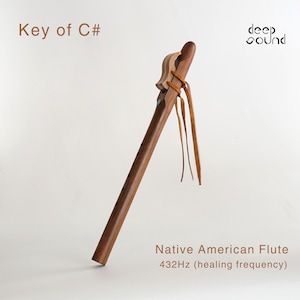 Puede incluir: Una flauta nativa americana de madera oscura, con detalles de cuero y una incrustación turquesa. La flauta tiene el texto "Key of C#" y "Native American Flute 432Hz (healing frequency)". El logotipo "deep sound" también es visible.