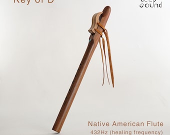 Flauta de nogal estilo nativo americano hecha a mano en clave de re (432 Hz)