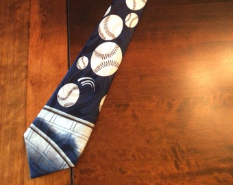 Men’s novelty tie: baseballs