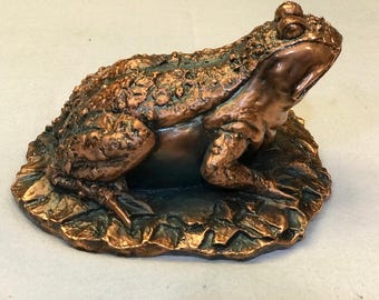 Frog Sculpture, Resin Toad Figurine - Bronze Tone