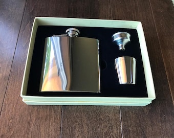 Flask, funnel and 2 cup gift set, 8 Oz, high polish, steel (1308YB Giftset)