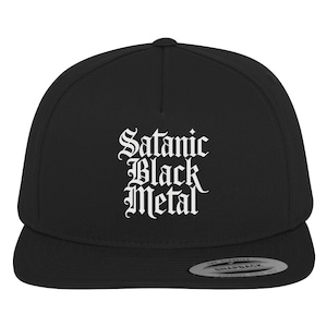 Puede incluir: Gorra snapback negra con la inscripción blanca "Satanic Black Metal" en letras góticas. La gorra tiene una visera plana y un cierre a presión. Marca Yupoong.
