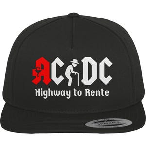 Op de afbeelding: Zwarte snapback cap met de tekst "AC/DC Highway to Rente" in wit en rood. Het ontwerp toont een apothekerssymbool en een oudere persoon met een wandelstok.