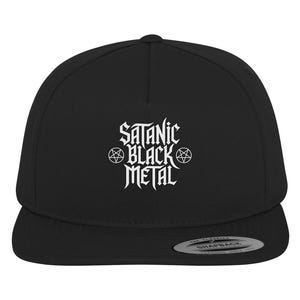 Puede incluir: Gorra snapback negra con la inscripción blanca "Satanic Black Metal" en letras góticas. El diseño incluye pentagramas a ambos lados del texto. La gorra tiene una visera plana y un cierre a presión.