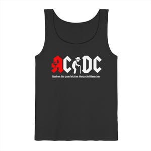 Könnte beinhalten: Schwarzes Tanktop mit einem weißen und roten Aufdruck, der "AC/DC" mit einer stilisierten älteren Person mit einem Gehstock zeigt. Darunter steht der Text "Rocken bis zum letzten Herzschrittmacher".