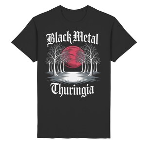 Może przedstawiać: Czarny t-shirt z grafiką. Projekt zawiera napis "Black Metal Thuringia" w gotyckiej czcionce, czerwone słońce, nagie drzewa i odblaskowy grunt.