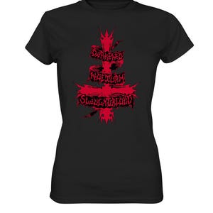 Op de afbeelding: Zwart T-shirt met een rood grafisch ontwerp. Het ontwerp toont de woorden "Deformed Nightwork Slaughterhouse" in een gestileerd lettertype. De tekst staat op een banner-achtige vorm. Het shirt heeft korte mouwen en een ronde hals.