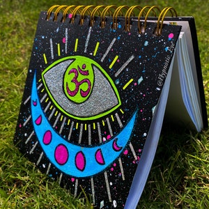 Caderno em branco pintado (reativo à luz negra)