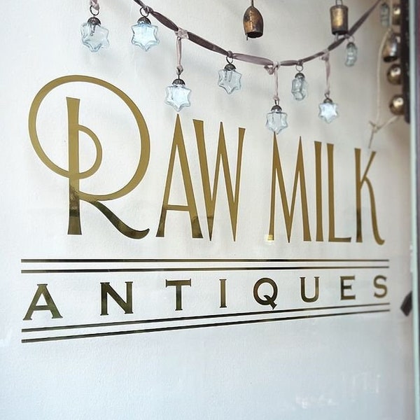 Adhesivo para ventana personalizado con efecto pan de oro. Adhesivo cromado dorado. Nombre de tienda para escaparate.