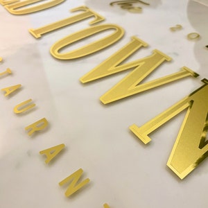 Gouden en matte raamsticker op maat | Logo-effect bladgoud | Chroomgouden sticker | Verguld effect