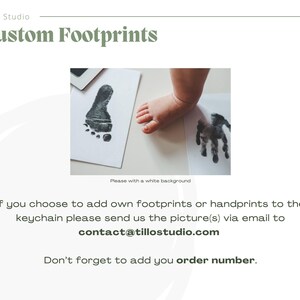 K&ouml;nnte beinhalten: Eine grafische Darstellung mit dem Titel Custom Footprints von Tillo Studio, die ein zentrales Foto eines schwarzen Tinten-Fu&szlig;abdrucks auf wei&szlig;em Papier neben einem kleinen Fu&szlig; und einem Handabdruck zeigt. Der Text enth&auml;lt die E-Mail contact@tillostudio.com.