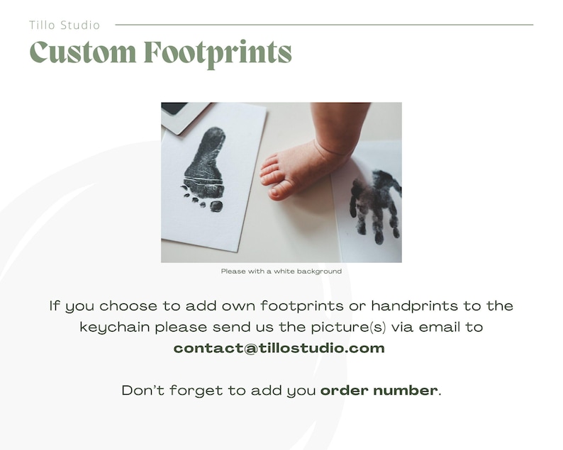 K&ouml;nnte beinhalten: Eine grafische Darstellung mit dem Titel Custom Footprints von Tillo Studio, die ein zentrales Foto eines schwarzen Tinten-Fu&szlig;abdrucks auf wei&szlig;em Papier neben einem kleinen Fu&szlig; und einem Handabdruck zeigt. Der Text enth&auml;lt die E-Mail contact@tillostudio.com.