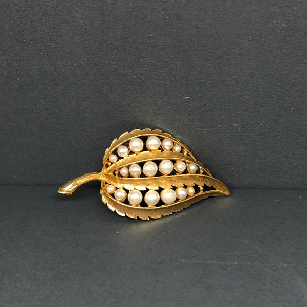 Vintage Gold Tone Leaf/Fruit Brooch w pearls