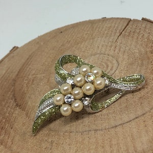 Beautiful vintage Flower Brooch