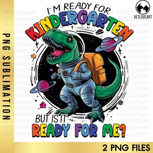 Pode incluir: Um dinossauro verde vestindo um traje de astronauta azul e uma mochila amarela está pronto para o jardim de infância. O dinossauro está em pé em um fundo preto com estrelas e planetas. O texto "Estou pronto para o jardim de infância, mas ele está pronto para mim?" está escrito em cores do arco-íris.