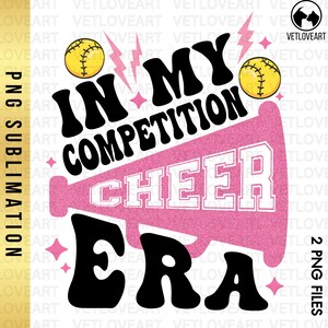 Könnte beinhalten: Ein rosa Megafon mit weißem Text, der "CHEER" sagt, und schwarzem Text, der "IN MY COMPETITION ERA" sagt. Auf beiden Seiten des Megaphons befinden sich zwei gelbe Baseballs.