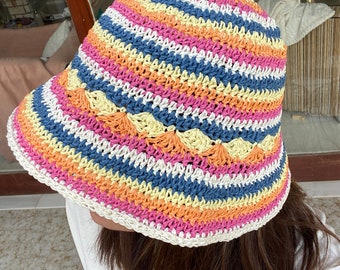 Sombrero de crochet de rafia hecho a mano, colorido sombrero de cubo de rayas bohemias, sombrero para el sol para mujer
