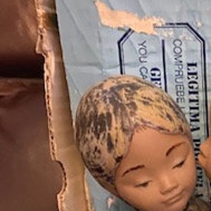 Puede incluir: Una figurita de dos niños, uno con cabello castaño y un vestido azul, el otro con cabello castaño y un vestido rosa, abrazándose.