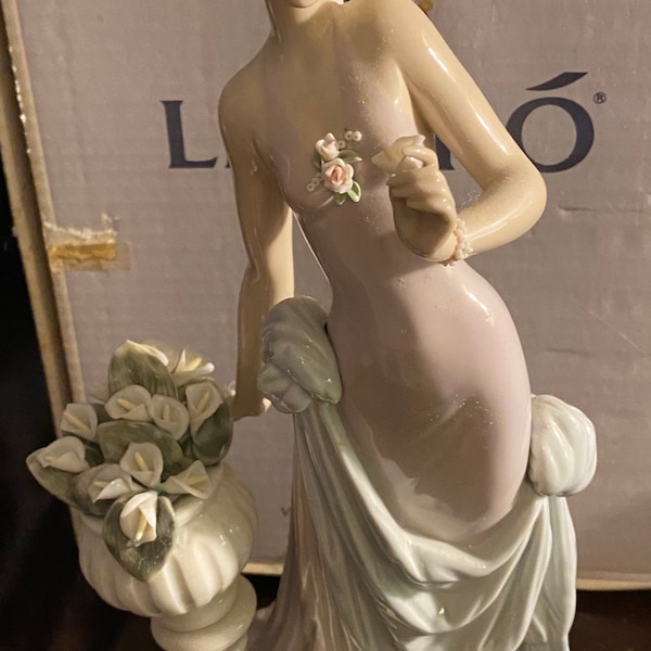 Lladro 5377 A Touch of Class, mint condition, glossy finish, original grey box, retired!