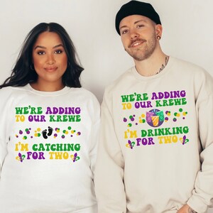 Bluza z nadrukiem Mardi Gras Pregnancy Announcement, We Got The Baby Maternity Shirt, Mardi Gras Pregnancy Reveal, Baby Announcement, King Cake Tee