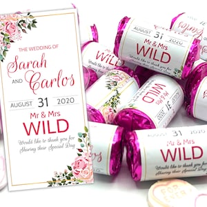 Könnte beinhalten: Rosa und weiße florale Hochzeitsgeschenke mit einem weißen Etikett, auf dem steht: "Die Hochzeit von Sarah und Carlos, 31. August 2020, Herr und Frau Wild, Wir möchten uns bei Ihnen bedanken, dass Sie ihren besonderen Tag mit uns gefeiert haben."