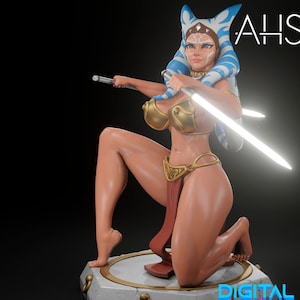 Può includere: Una statuetta blu e bianca di un personaggio femminile con un copricapo blu e bianco, che tiene due spade laser. La statuetta è inginocchiata su una base rotonda con accenti dorati. Il testo "AHS" è visibile nell'angolo in alto a destra dell'immagine.