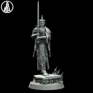 Puede incluir: Una figura en miniatura gris y detallada de un caballero que lleva un casco con cabeza de dragón y sostiene una espada. La figura está de pie sobre una base con calaveras y pinchos.