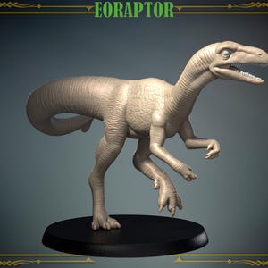 Puede incluir: Una figura de dinosaurio miniatura beige sin pintar de un Eoraptor, de pie sobre una base negra. El dinosaurio tiene una cola larga y un cuello largo, con una cabeza pequeña y dientes afilados.