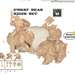 Può includere: Un set di due miniature stampate in 3D che raffigurano un nano che cavalca un orso. Il nano indossa un'armatura e tiene una spada e uno scudo. L'orso è in piedi su tutte e quattro le zampe e ha una sella. Le miniature sono dipinte in un colore marrone chiaro. Il set include anche cinque miniature aggiuntive di nani e armi.