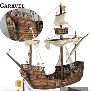 Puede incluir: Un modelo de barco de madera detallado de una carabela con velas blancas, un casco de madera marrón y una variedad de detalles decorativos. El barco tiene un nido de cuervo y una escalera que conduce a la cubierta. El barco está decorado con varios escudos y una figura de proa de sirena.