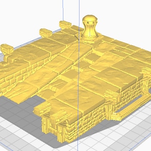 Puede incluir: Un modelo impreso en 3D de un puente de piedra con una pequeña torre en el centro. El puente está hecho de un material marrón claro y tiene una superficie texturizada. La torre también está hecha de un material marrón claro y tiene una parte superior redondeada.