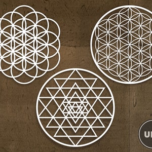 Op de afbeelding: Drie witte geometrische ontwerpen op een bruine achtergrond. De ontwerpen zijn een bloem des levens, een sri yantra en een cirkel met het woord "UNT" erin.