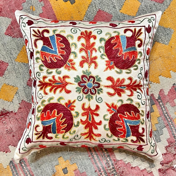 Silk Suzani Cushion Cover, Pillowcase, Decorativ cushion, Home Decoration, Hand Made Suzani, Suzani fabrique, Suzani Textile, Home Decor