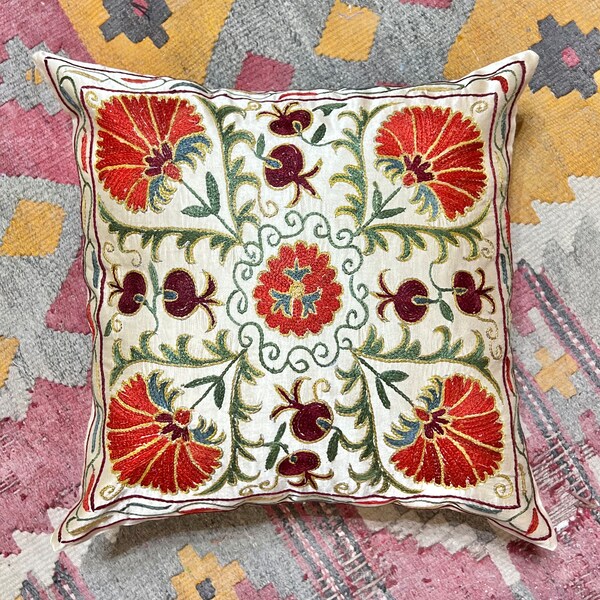 Silk Suzani Cushion Cover, Pillowcase, Decorativ cushion, Home Decoration, Hand Made Suzani, Suzani fabrique, Suzani Textile, Home Decor