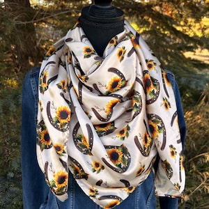 Pañuelo de cuello estilo western, accesorio de moda vaquera, pieza de estilo campestre, estampado de herraduras, estampado de girasoles, bandana, pañuelo tradicional de vaquera