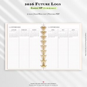 Może przedstawiać: Wkładka do planera z tekstem "2026 FUTURE LOGS" i "CLASSIC HP (17,78 x 23,5 cm)". Strony są otwarte, pokazując układ siatki z miesiącami kalendarza od stycznia do czerwca. Wkładka jest spięta złotymi pierścieniami.