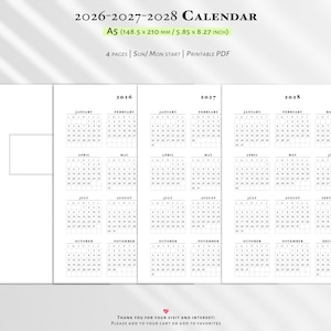 Może przedstawiać: Kalendarz do druku na lata 2026-2027-2028 w formacie A5 o wymiarach 148,5 x 210 mm. Dokument składa się z czterech stron z opcją rozpoczęcia tygodnia w niedzielę lub poniedziałek. Układ przedstawia miesięczne siatki z czarnym tekstem na białym tle.